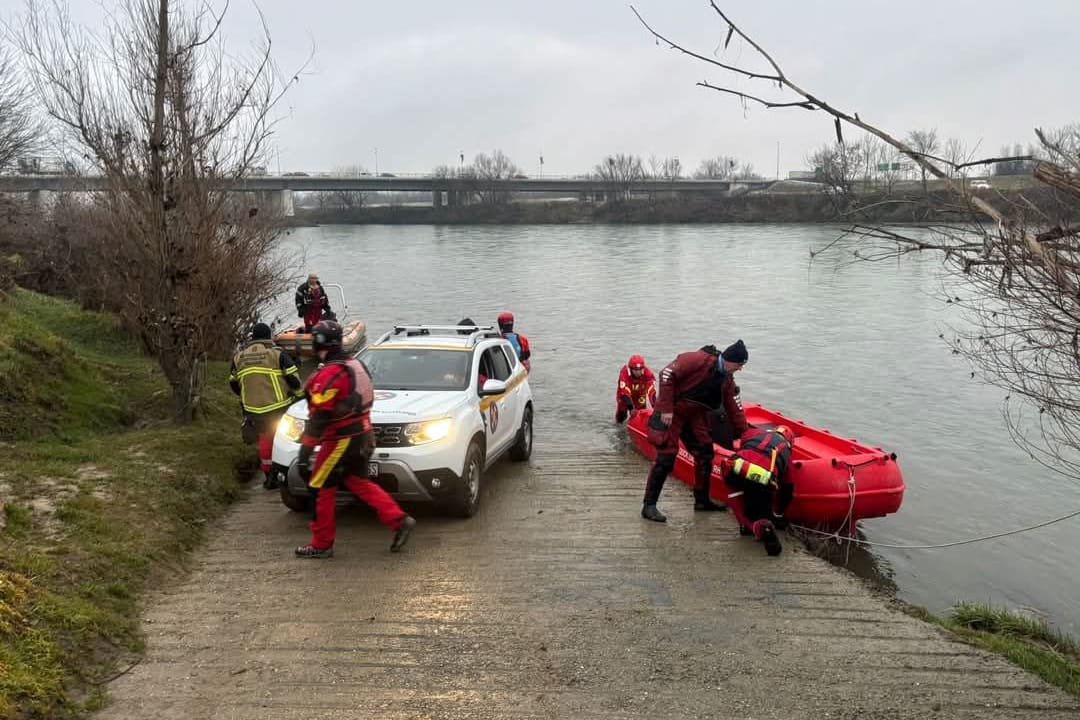 Einsatzkräfte in Zagreb: Im Gebiet um den Fluss Save wird ein vermisstes Kind gesucht.