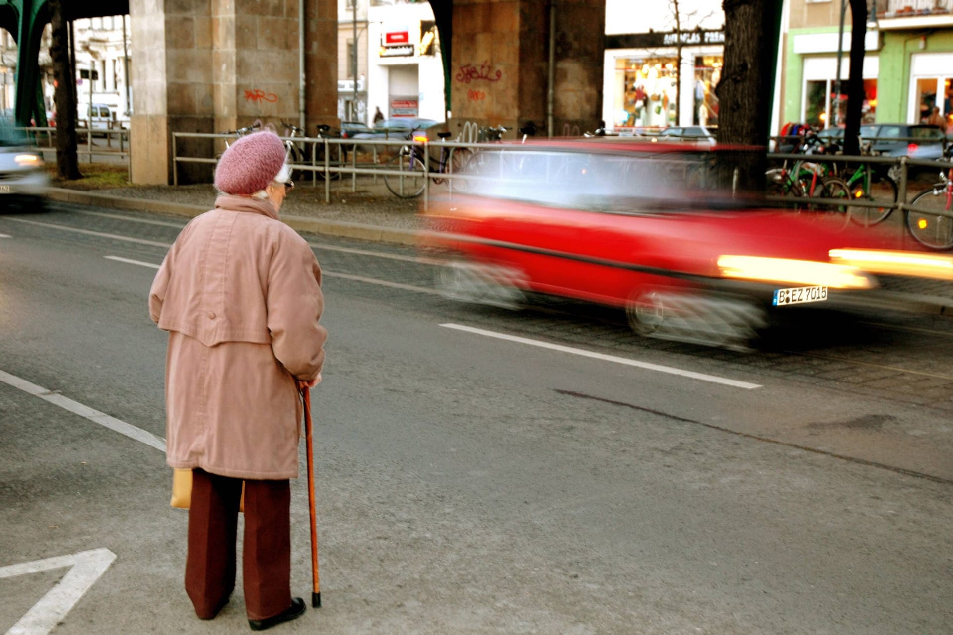 Seniorin überquert eine Straße (Symbolbild): Die Fußgängerin erlag noch am Tag des Unfalls ihren Verletzungen.