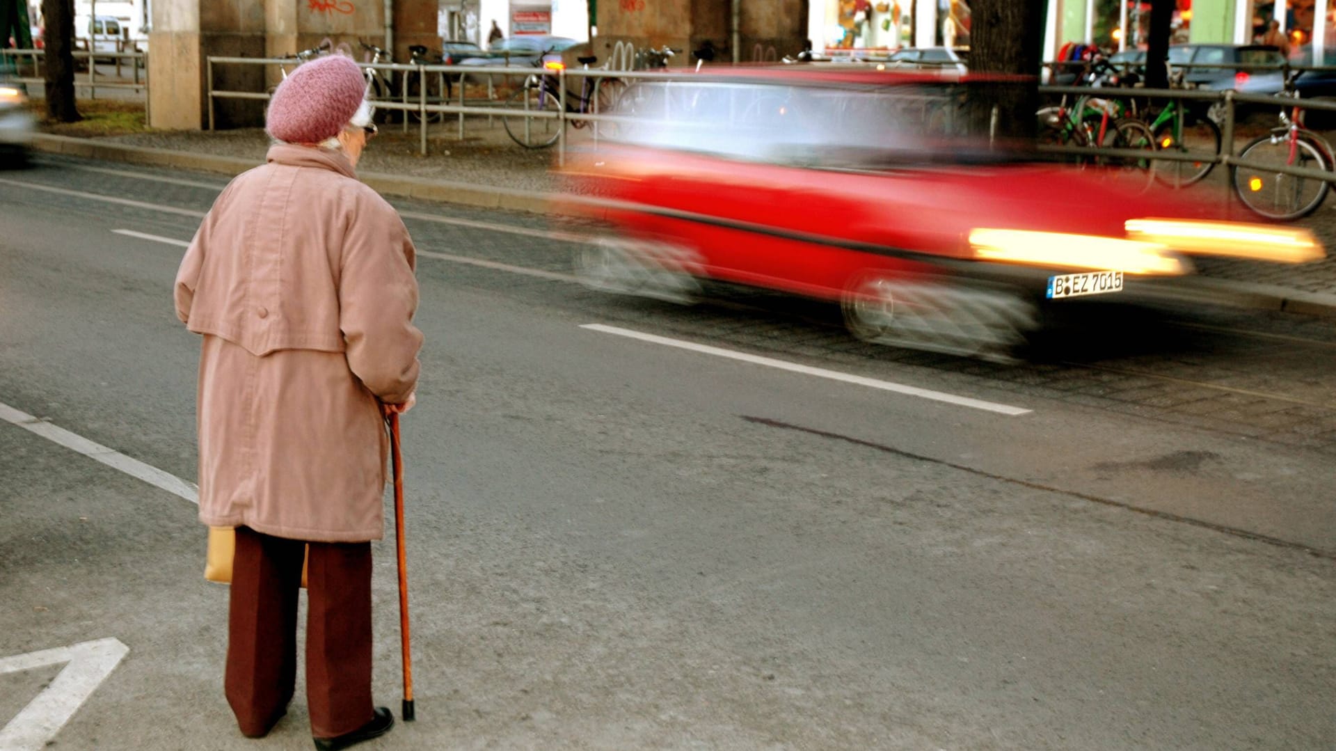 Seniorin überquert eine Straße (Symbolbild): Die Fußgängerin erlag noch am Tag des Unfalls ihren Verletzungen.