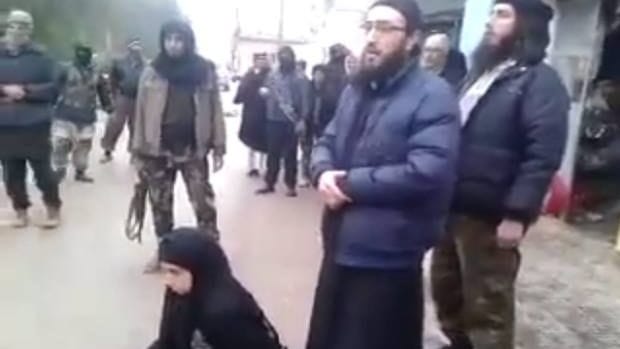 Standbild aus einem Video von 2015, das die Ermordung einer Frau unter den Augen des jetzigen syrischen Justizministers Shadi Al-Waisi zeigen soll.