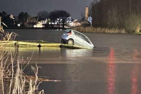 Der Mercedes sollte offensichtlich versenkt werden.