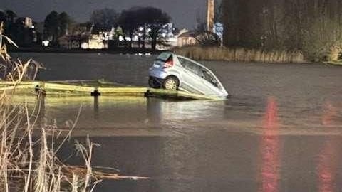 Der Mercedes sollte offensichtlich versenkt werden.