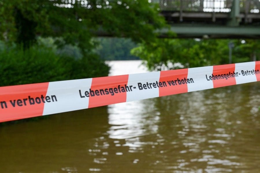 Ein wegen Hochwasser abgesperrter Bereich (Archivbild): Die Stadt Essen hat infolge von Regenfällen einige Wege gesperrt.