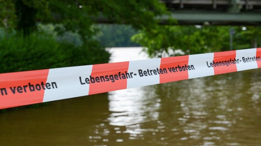 Ein wegen Hochwasser abgesperrter Bereich (Archivbild): Die Stadt Essen hat infolge von Regenfällen einige Wege gesperrt.