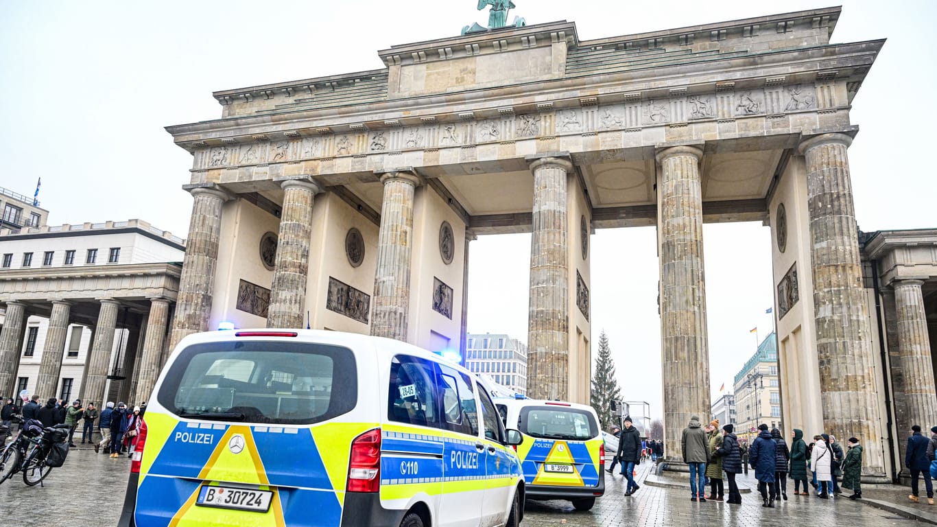Berlin: Großdemo am Brandenburger Tor – Polizei appelliert an Reisende