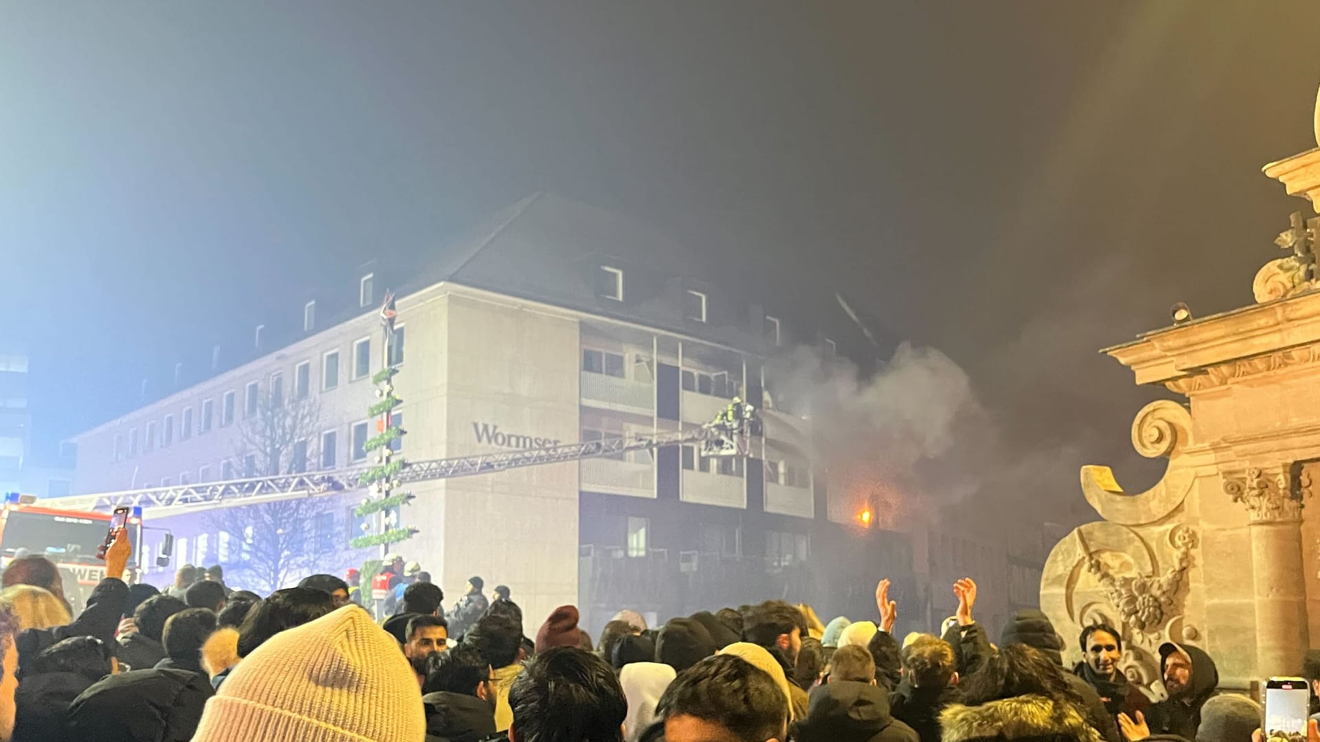 Blick auf die brennende Wohnung von der Fleischbrücke aus: Tausende Menschen waren zum Jahreswechsel in der Innenstadt unterwegs.