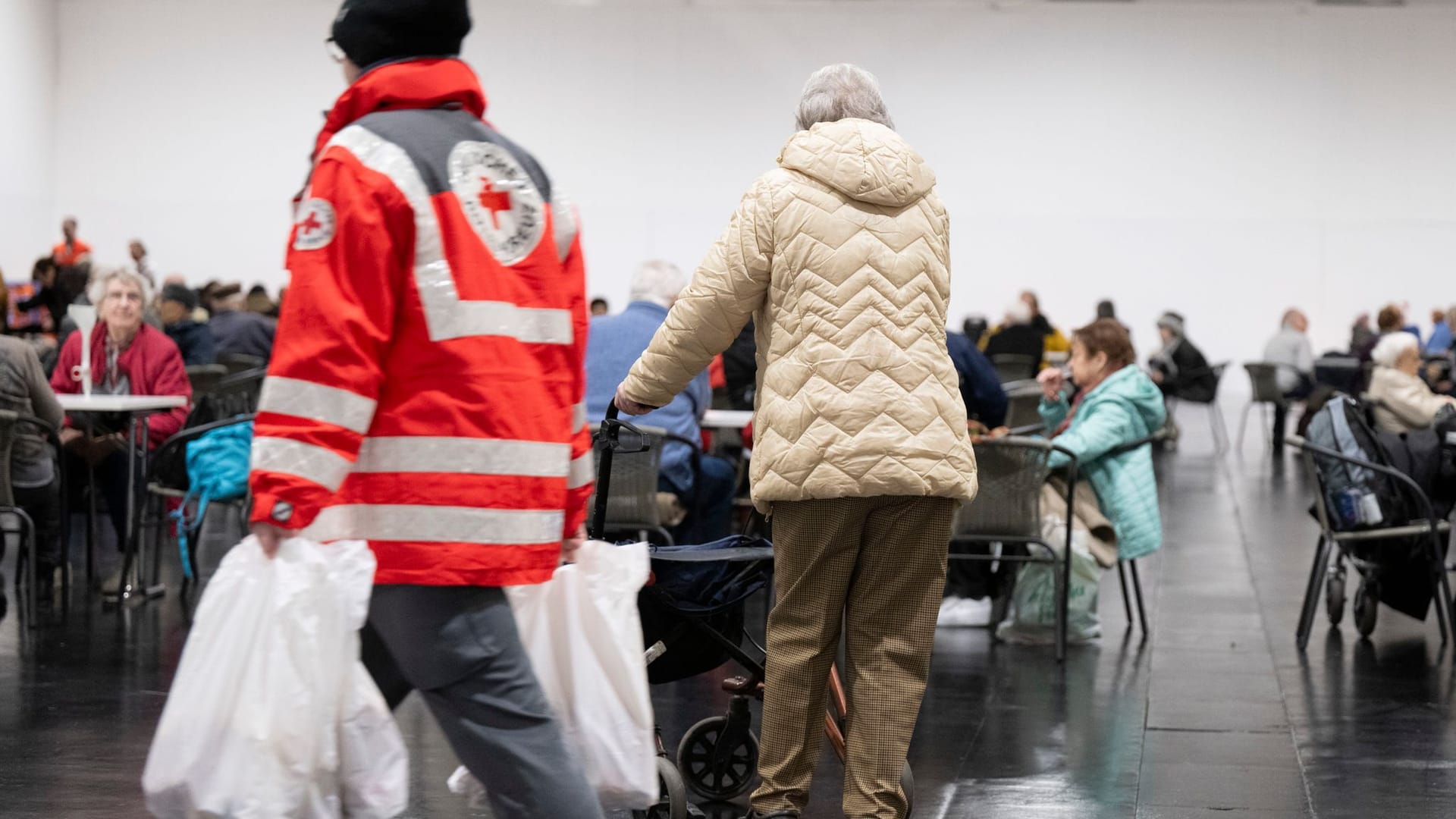 Viele Betroffene halten sich während der Evakuierung in der Notunterkunft im Ostragehege auf.