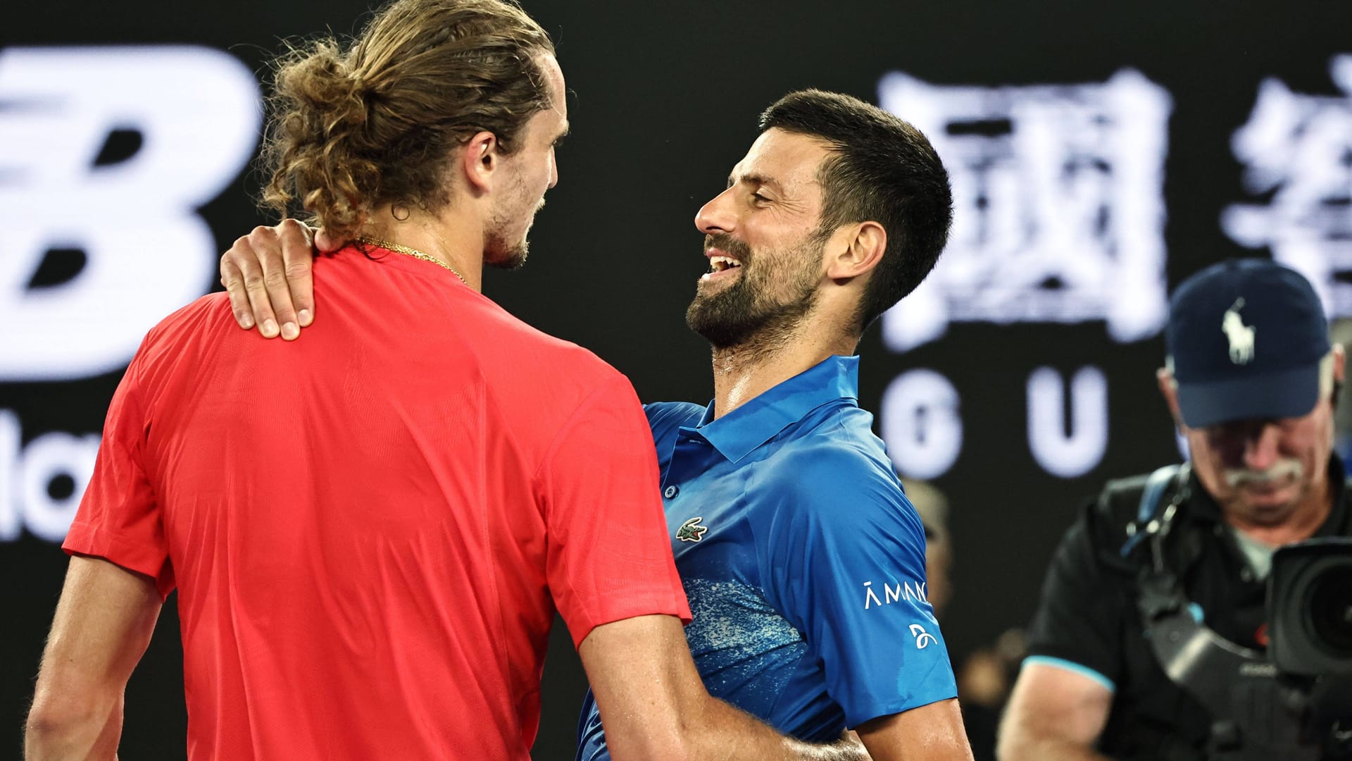 Zverev (l.) und Djokovic: Die beiden Tennisstars könnten in Melbourne aufeinandertreffen.