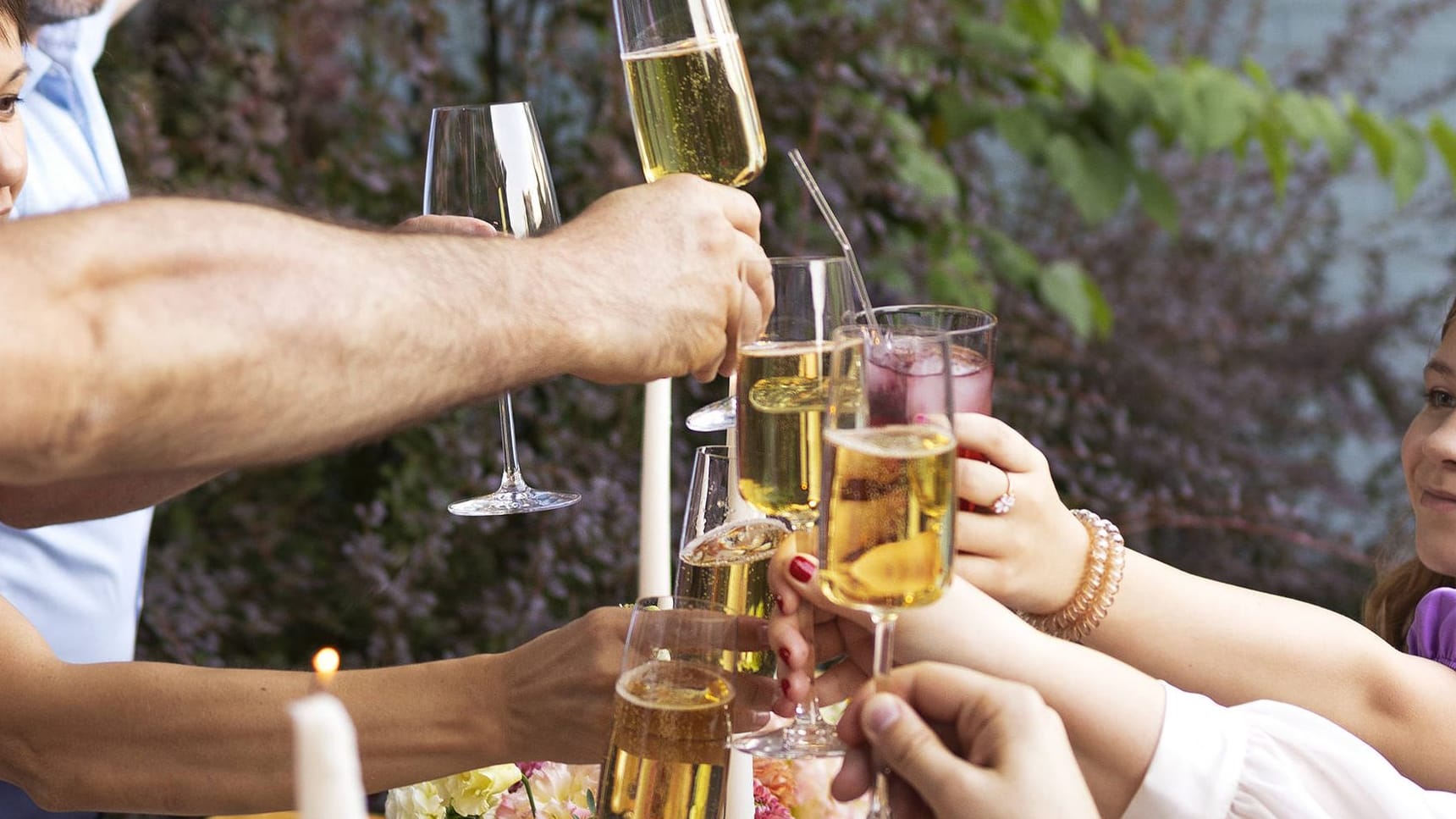 Darauf einen Toast: Wenn es etwas zu Feiern gibt, wird häufig mit einem Glas angestoßen und hervorgehoben, wer oder was bedacht wird.