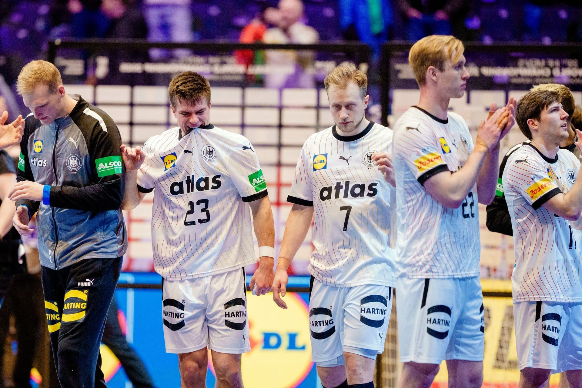 Die deutschen Handballer sind bei der WM im Viertelfinale ausgeschieden. Das entscheidende Tor beim 30:31 gegen Portugal fiel vier Sekunden vor Ende der Verlängerung. Dabei zeigten die Stars Licht und Schatten. Das DHB-Team in der Einzelkritik.