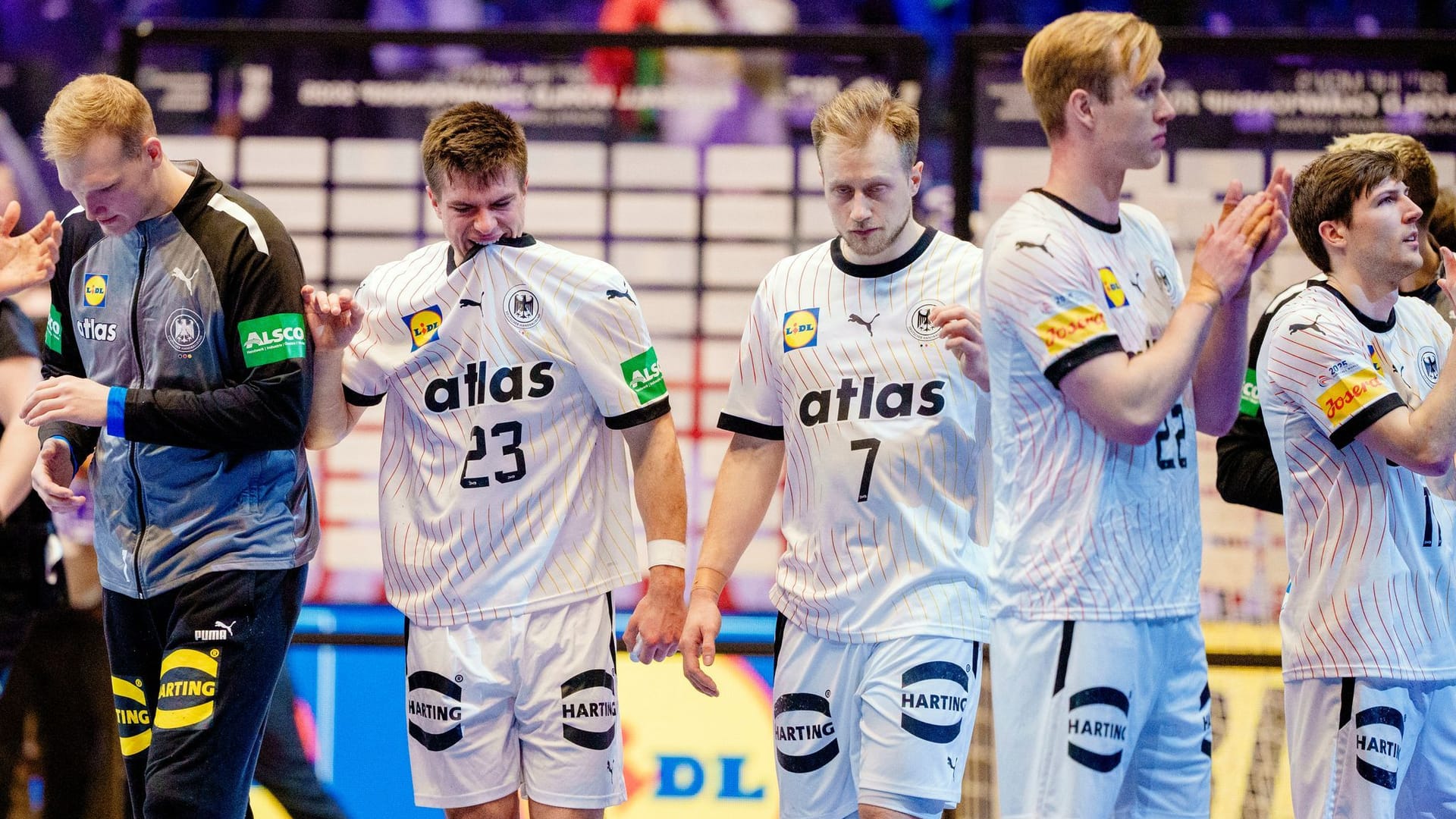 Die deutschen Handballer sind bei der WM im Viertelfinale ausgeschieden. Das entscheidende Tor beim 30:31 gegen Portugal fiel vier Sekunden vor Ende der Verlängerung. Dabei zeigten die Stars Licht und Schatten. Das DHB-Team in der Einzelkritik.