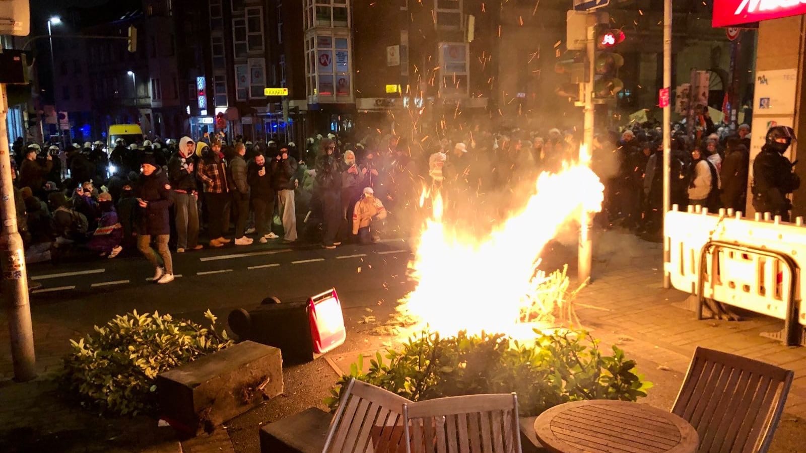 Immer wieder wurden in der Stadt Barrikaden errichtet, um die Neonazis an ihrem Marsch zu hindern.