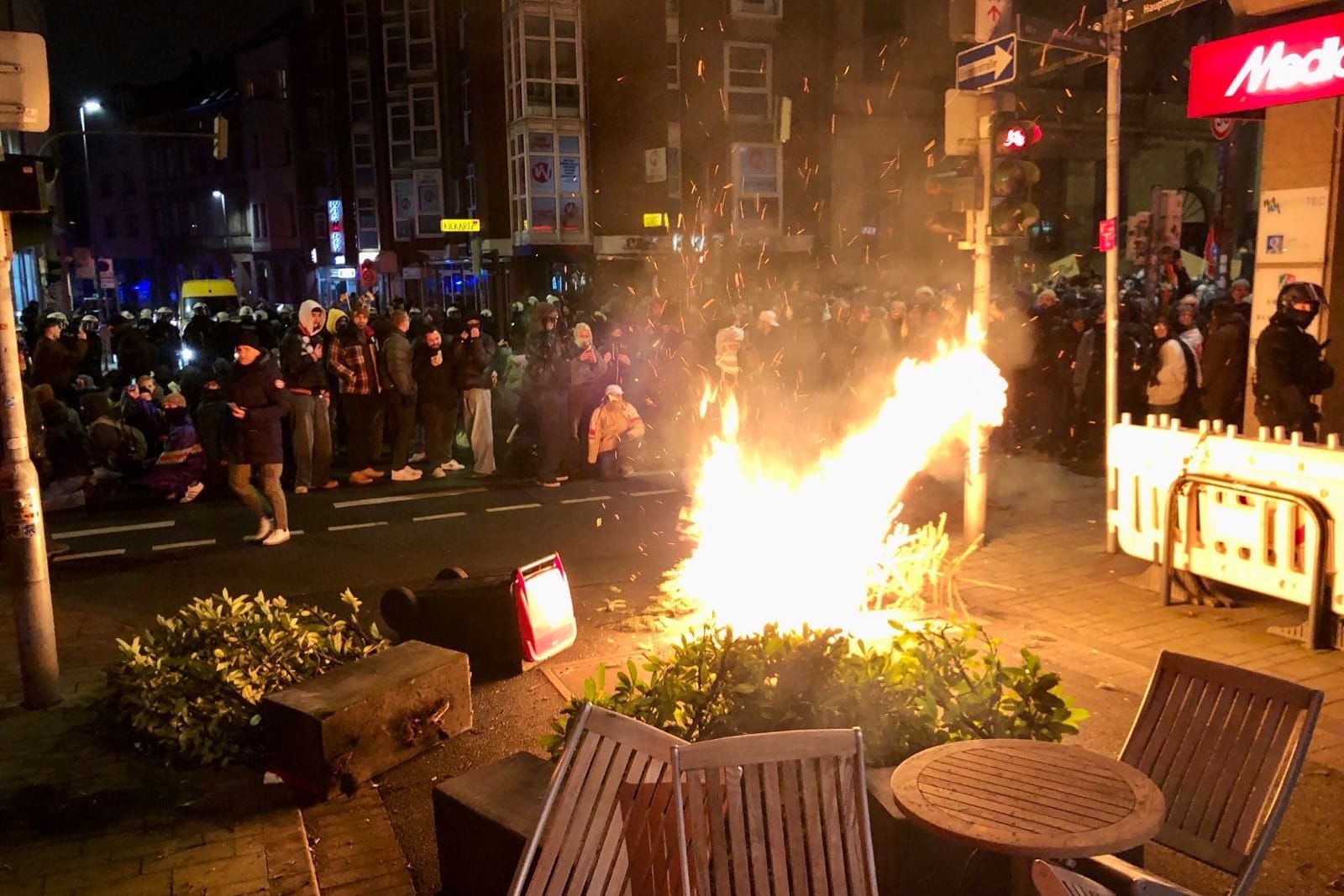 Immer wieder wurden in der Stadt Barrikaden errichtet, um die Neonazis an ihrem Marsch zu hindern.