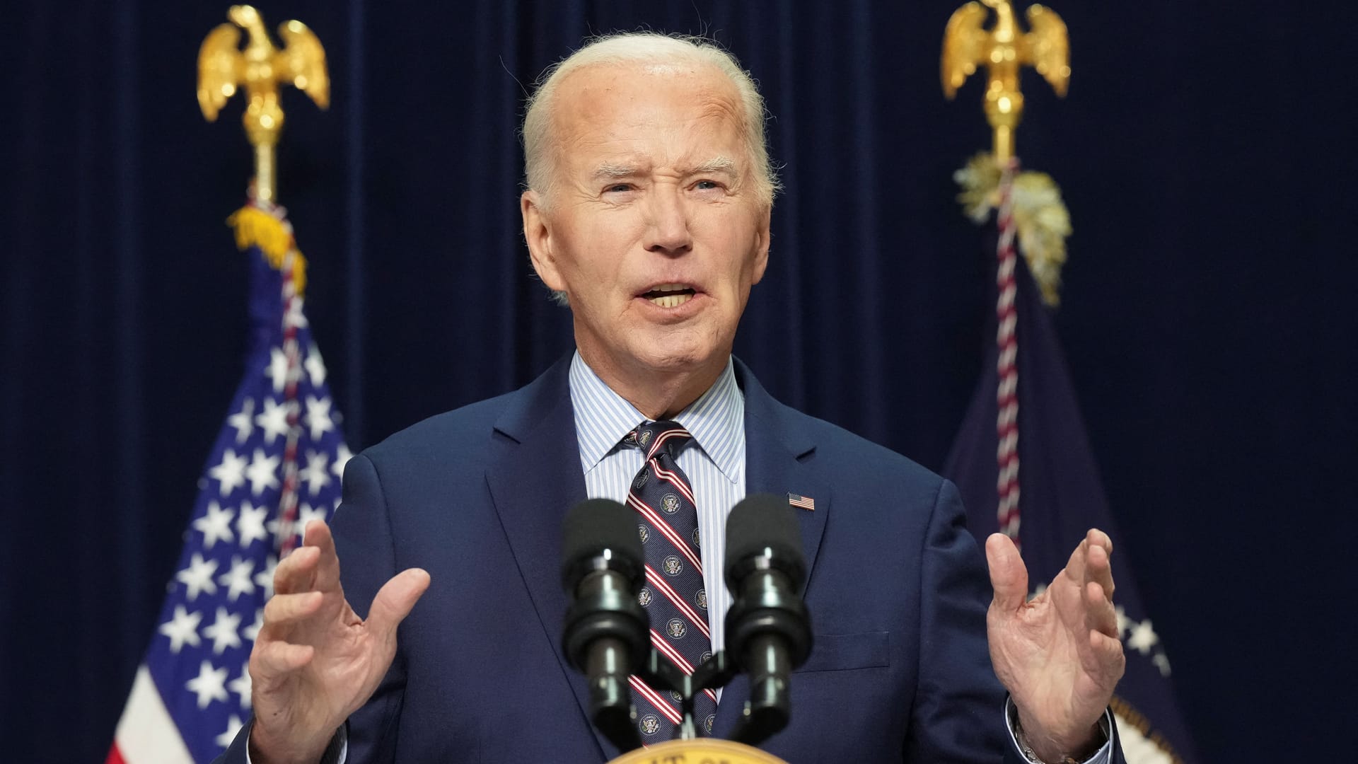 Präsident Joe Biden spricht den Angehörigen der Opfer sein Beileid aus.