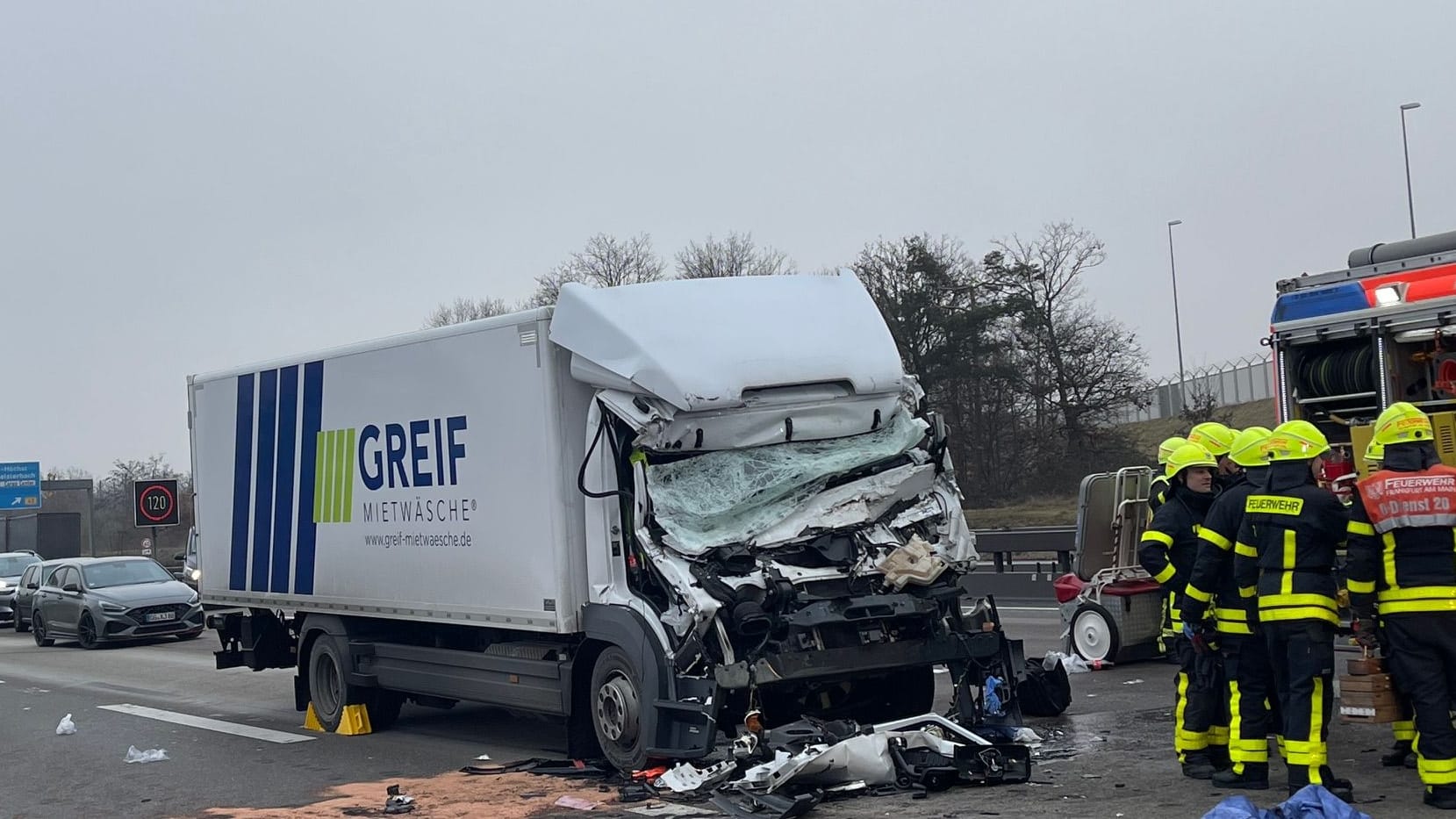 Ein zerstörter Lkw nach dem Unfall auf der A3.