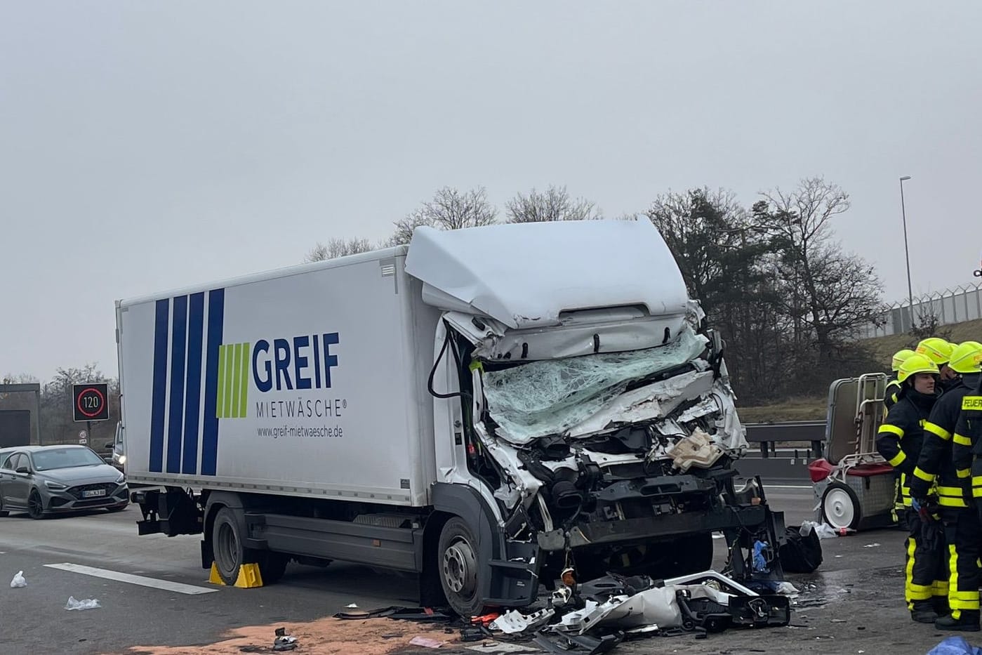 Ein zerstörter Lkw nach dem Unfall auf der A3.