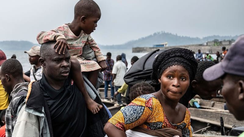 Demokratische Republik Kongo: Menschen, die vor der Miliz M23 fliehen, kommen mit einem Boot in Goma an.