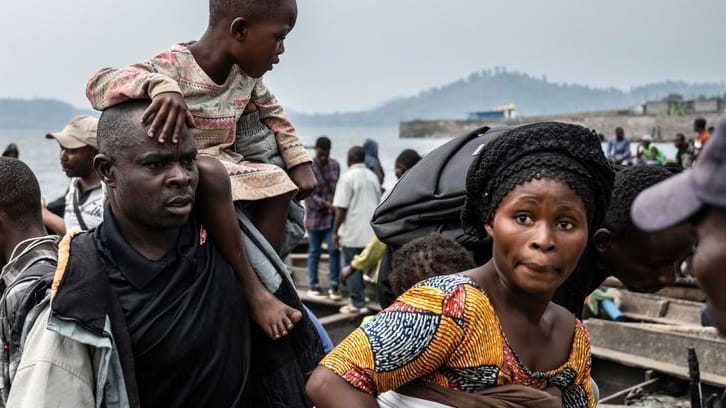 Demokratische Republik Kongo: Menschen, die vor der Miliz M23 fliehen, kommen mit einem Boot in Goma an.