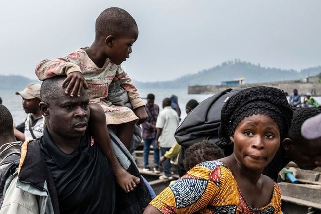 Demokratische Republik Kongo: Menschen, die vor der Miliz M23 fliehen, kommen mit einem Boot in Goma an.