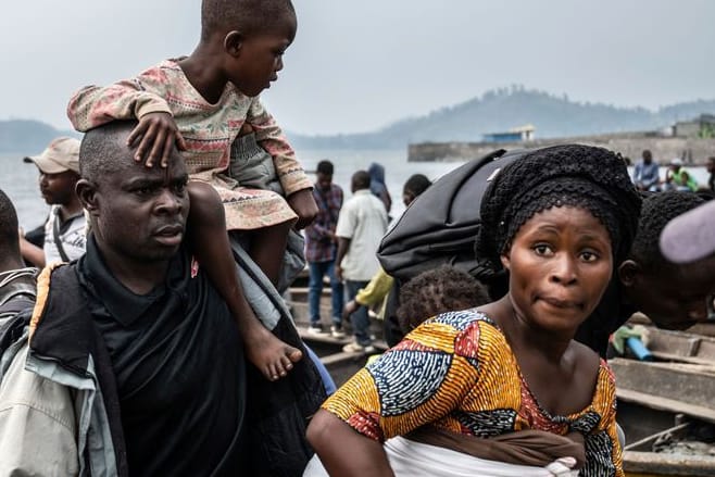 Demokratische Republik Kongo: Menschen, die vor der Miliz M23 fliehen, kommen mit einem Boot in Goma an.