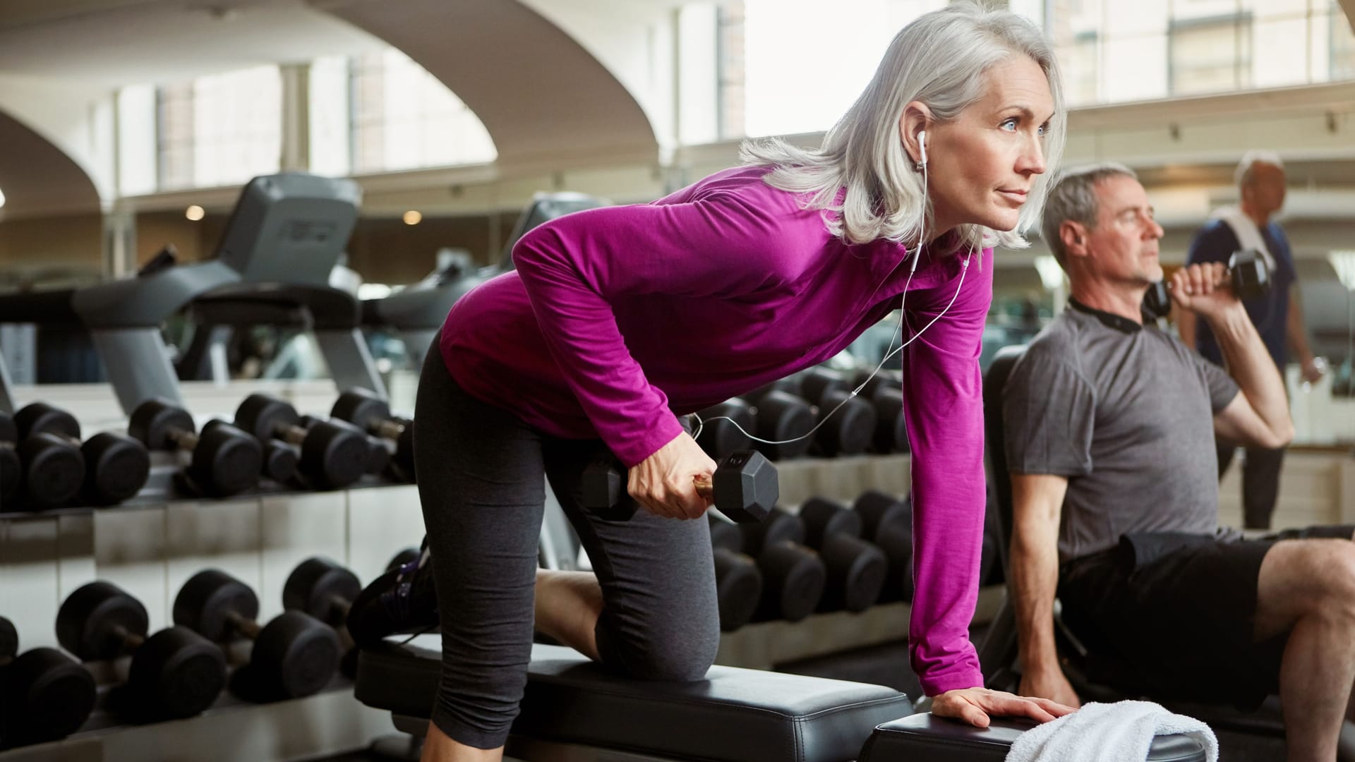 Sport im Fitnessstudio: Anfänger sollten sich von einem Trainer die Ausführung der Übungen zeigen lassen.