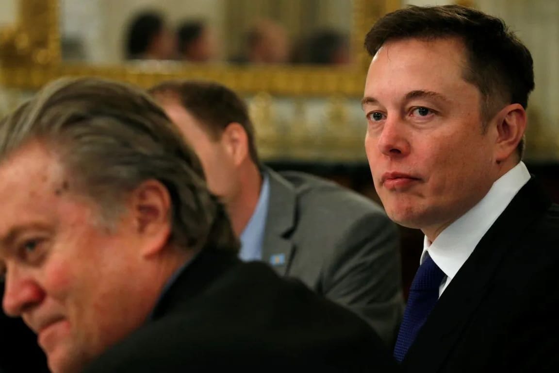 Tech-Milliardär Elon Musk (rechts) und Politik-Stratege Steve Bannon bekämpfen sich.