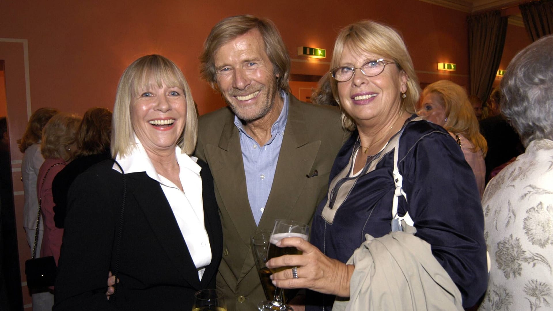 Horst Janson im Jahr 2005 mit Ex-Frau Monika Lundi (l.) und Ehefrau Helgardt "Hella" Ruthardt.