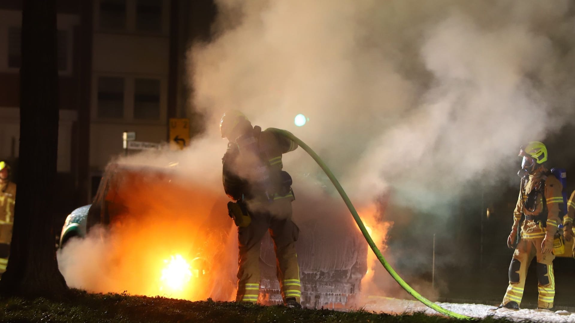 Feuerwerk setzt Auto in Brand