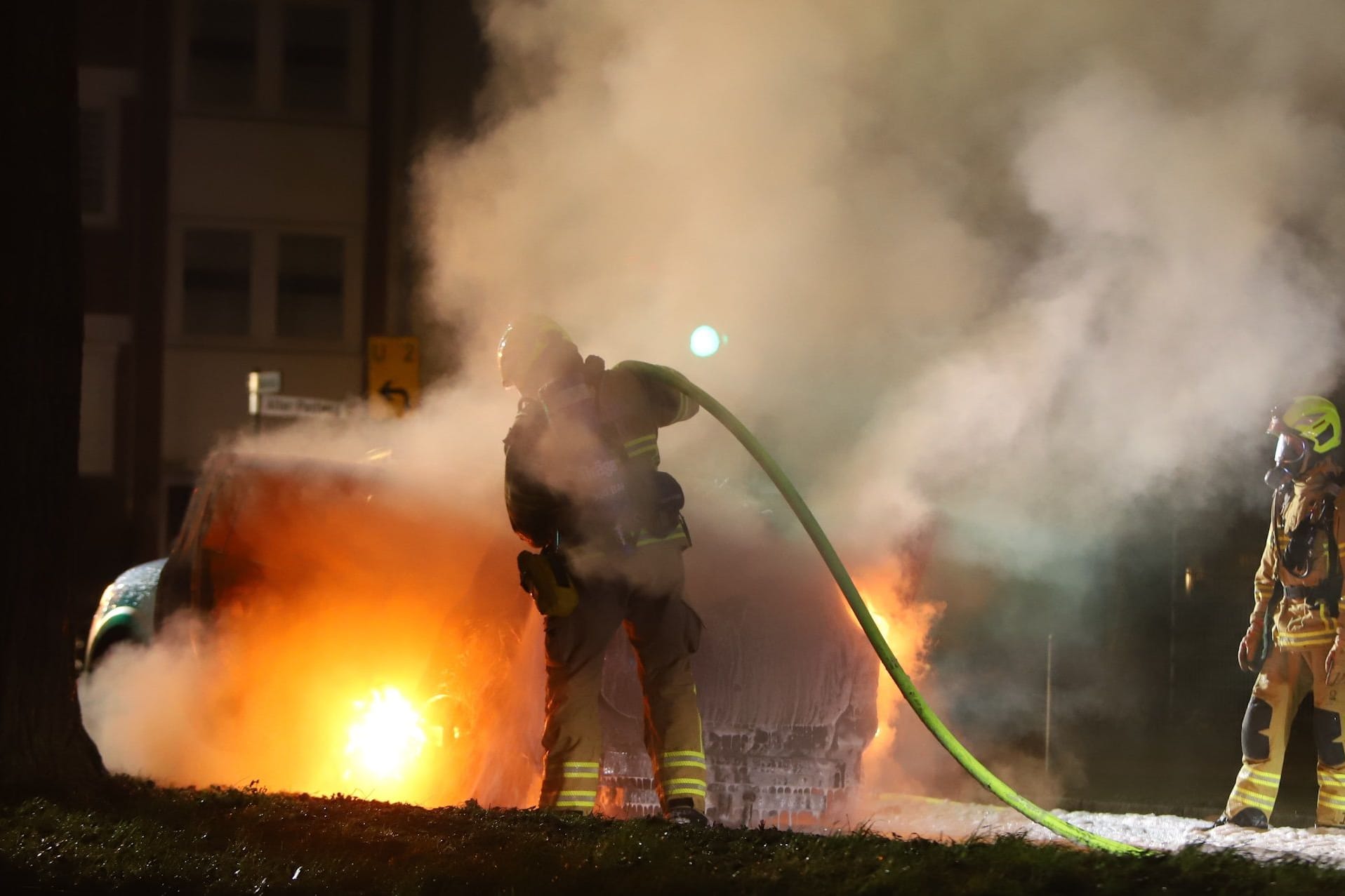 Feuerwerk setzt Auto in Brand