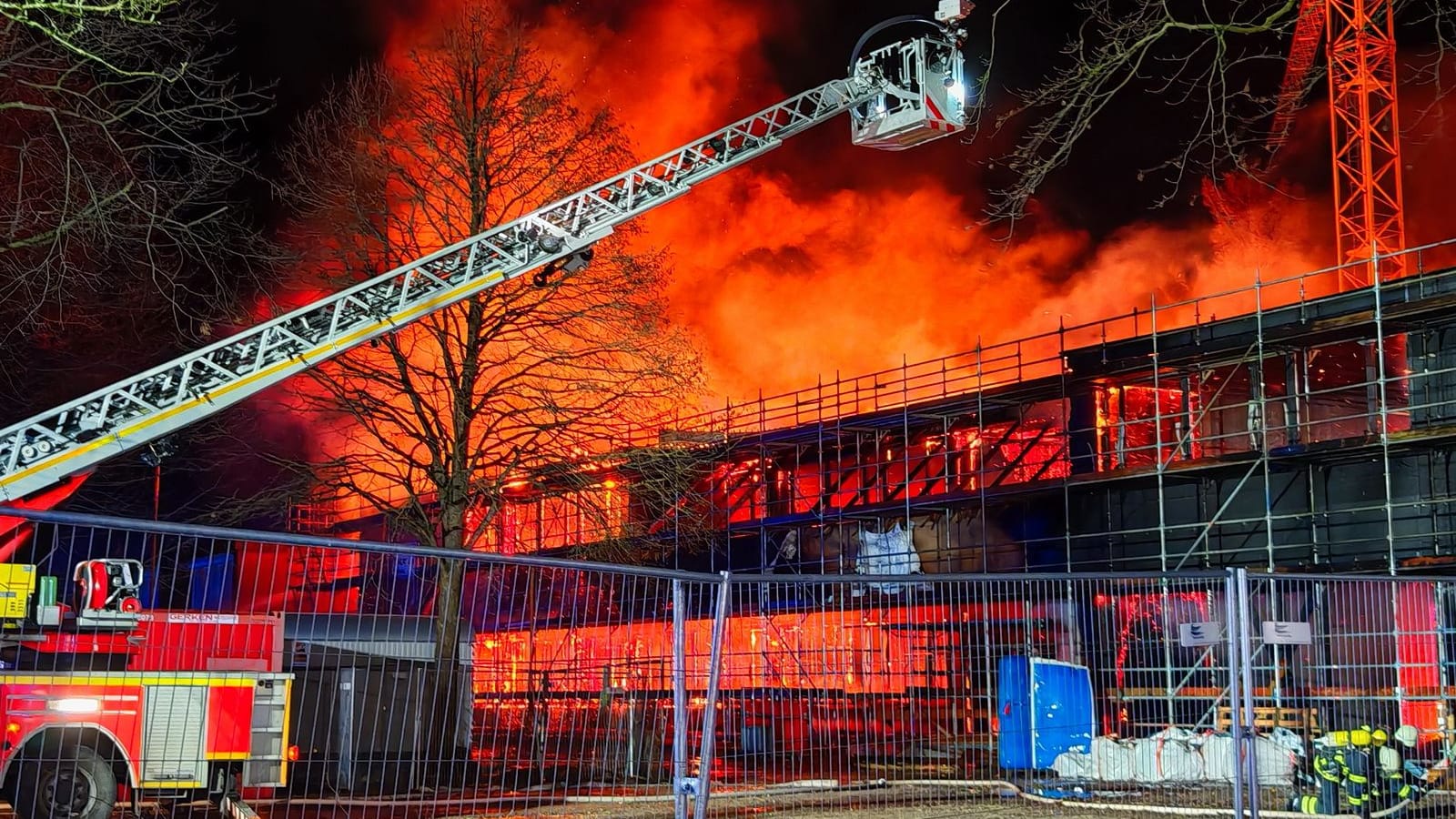 Neben dem Neubau des Schulgebäudes wurde auch der Altbau laut einem Reporter von den Flammen teilweise erfasst.