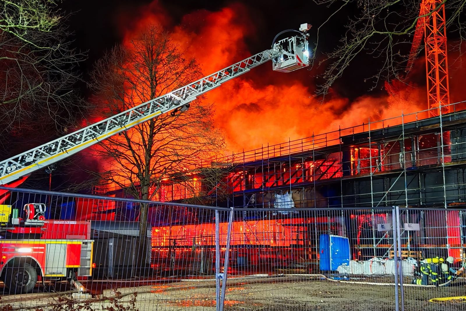 Neben dem Neubau des Schulgebäudes wurde auch der Altbau laut einem Reporter von den Flammen teilweise erfasst.