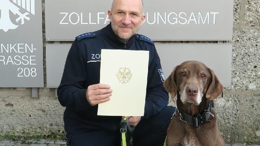 Stolzes Team: Zollhundeführer Kai W. uns sein Labrador-Weimaraner-Mischling Butch.