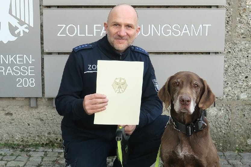 Stolzes Team: Zollhundeführer Kai W. uns sein Labrador-Weimaraner-Mischling Butch.