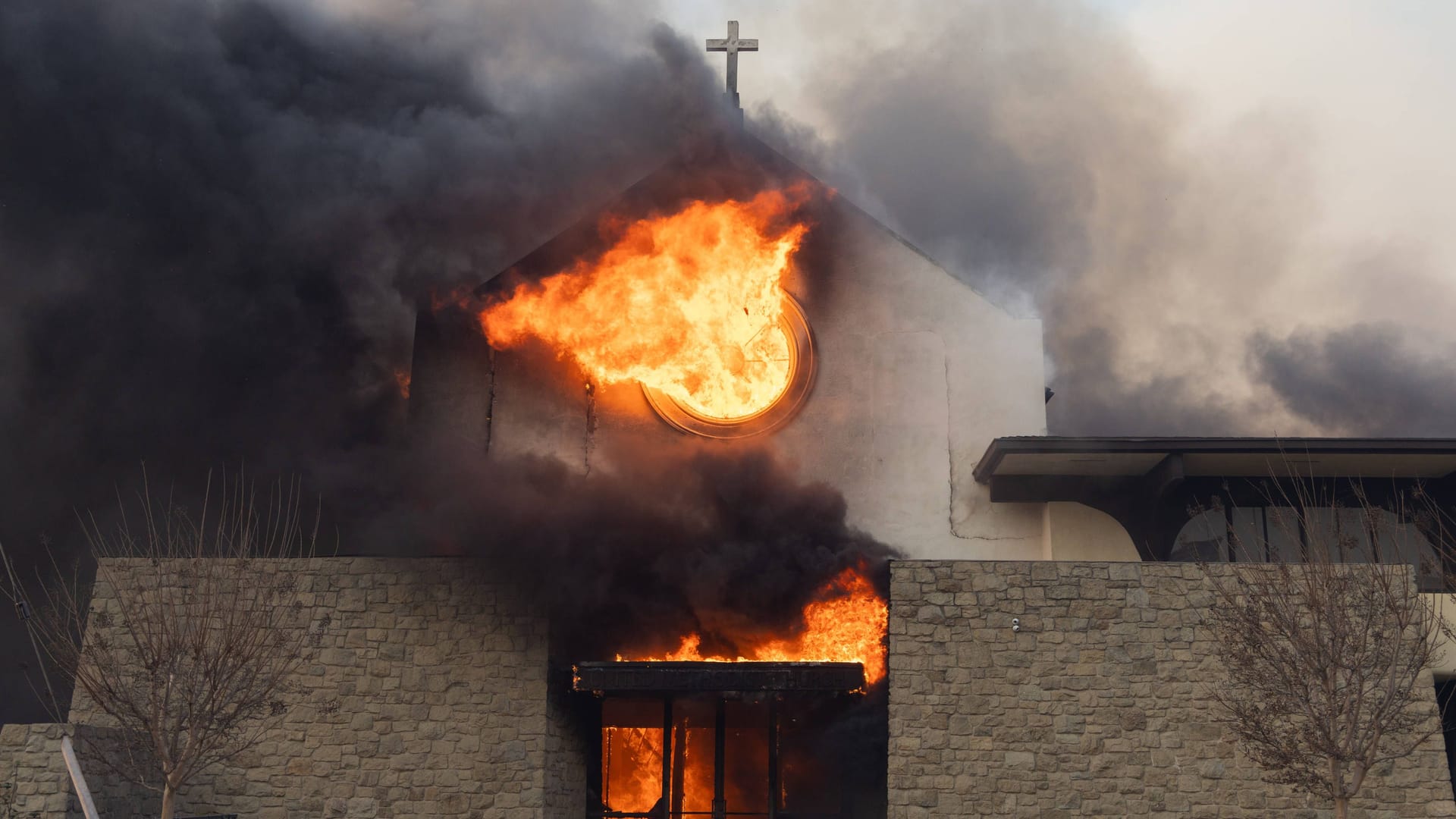 Die United Methodist Community Church in Pacific Palisades brennt.