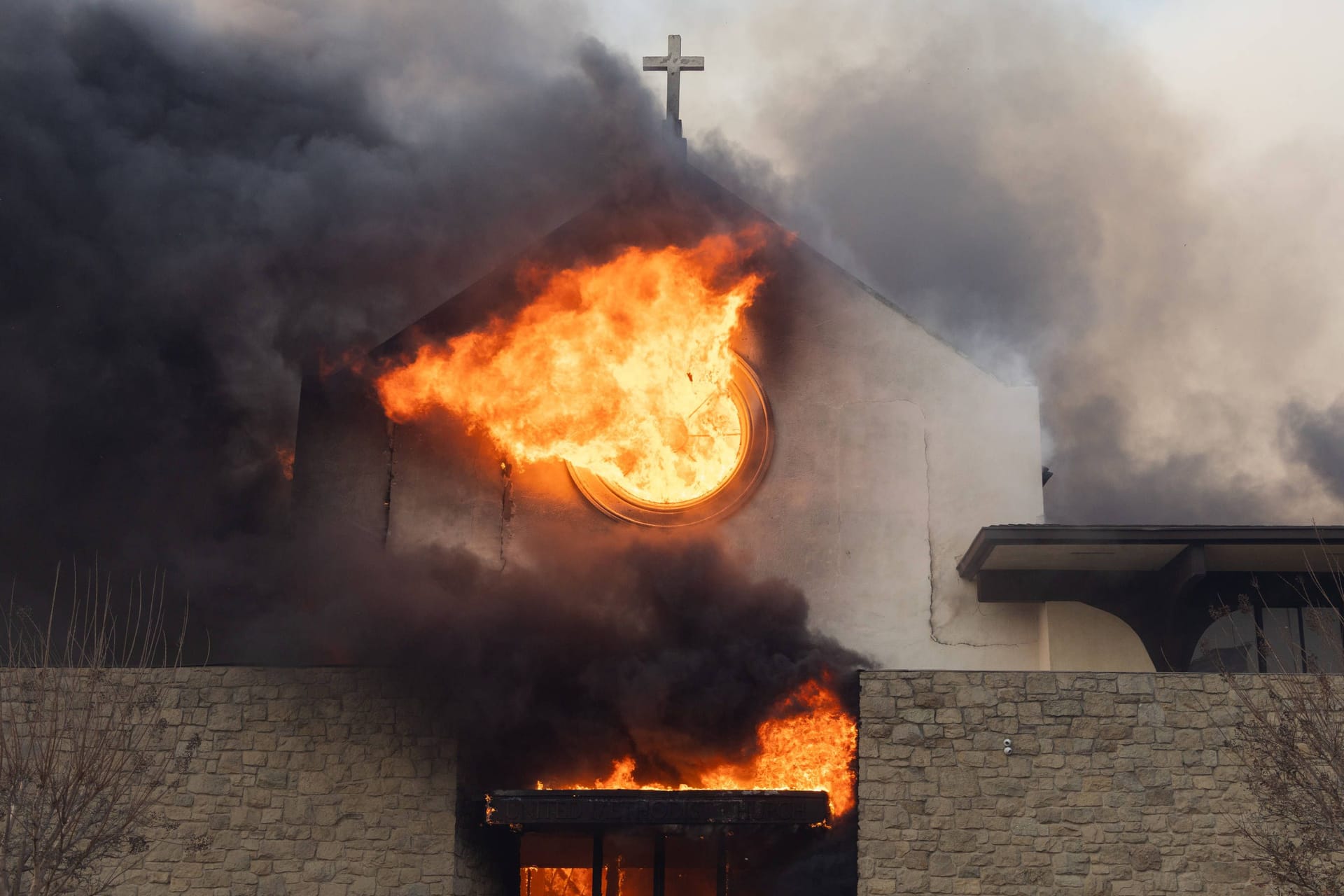 Die United Methodist Community Church in Pacific Palisades brennt.