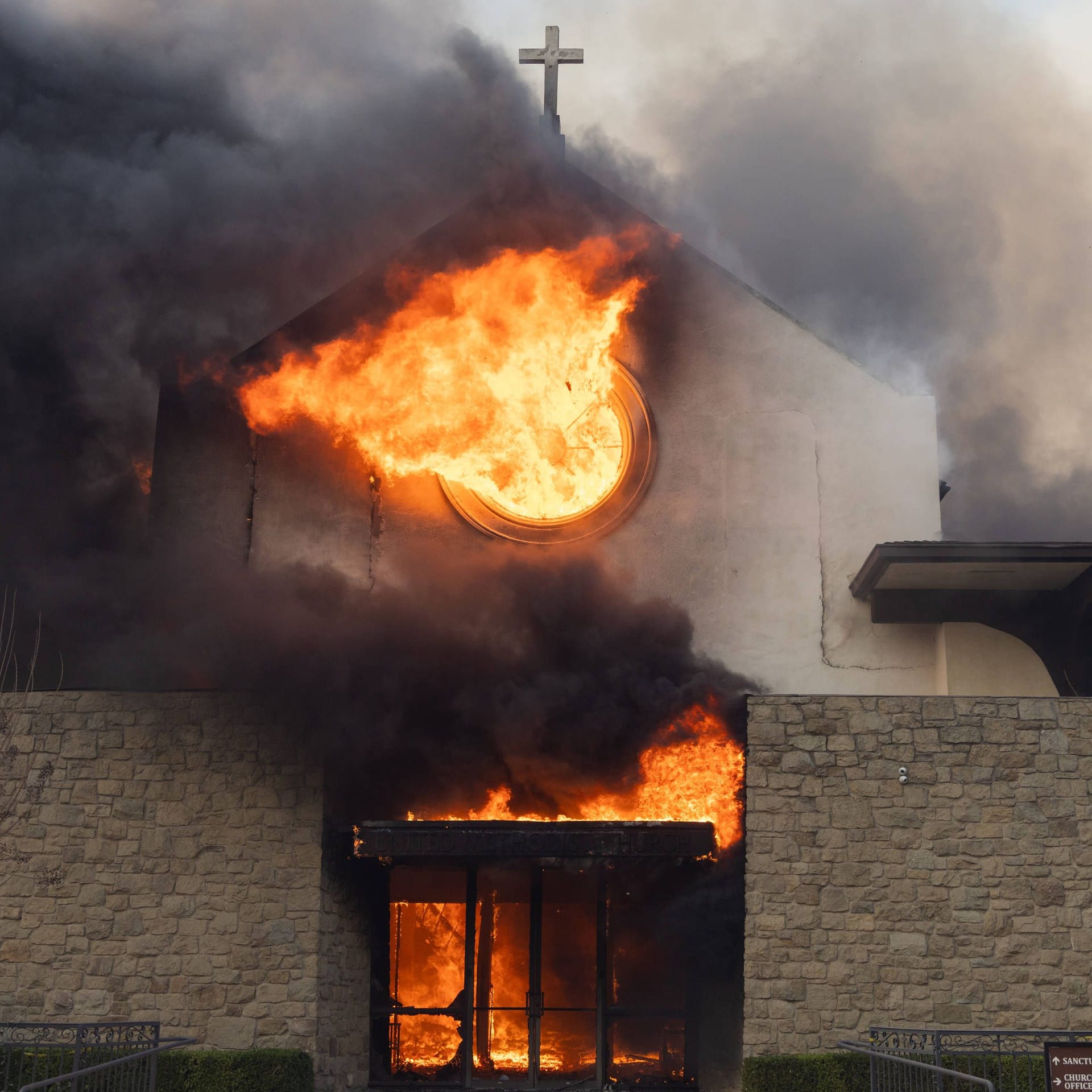 Die United Methodist Community Church in Pacific Palisades brennt.