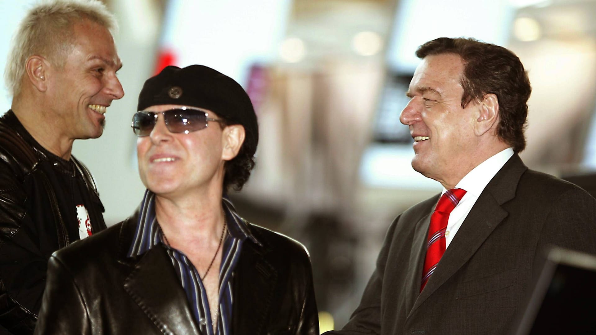 Altkanzler Gerhard Schröder: Hier mit Sänger Klaus Meine und Gitarrist Rudolf Schenker von den Scorpions 2004 in Hannover.