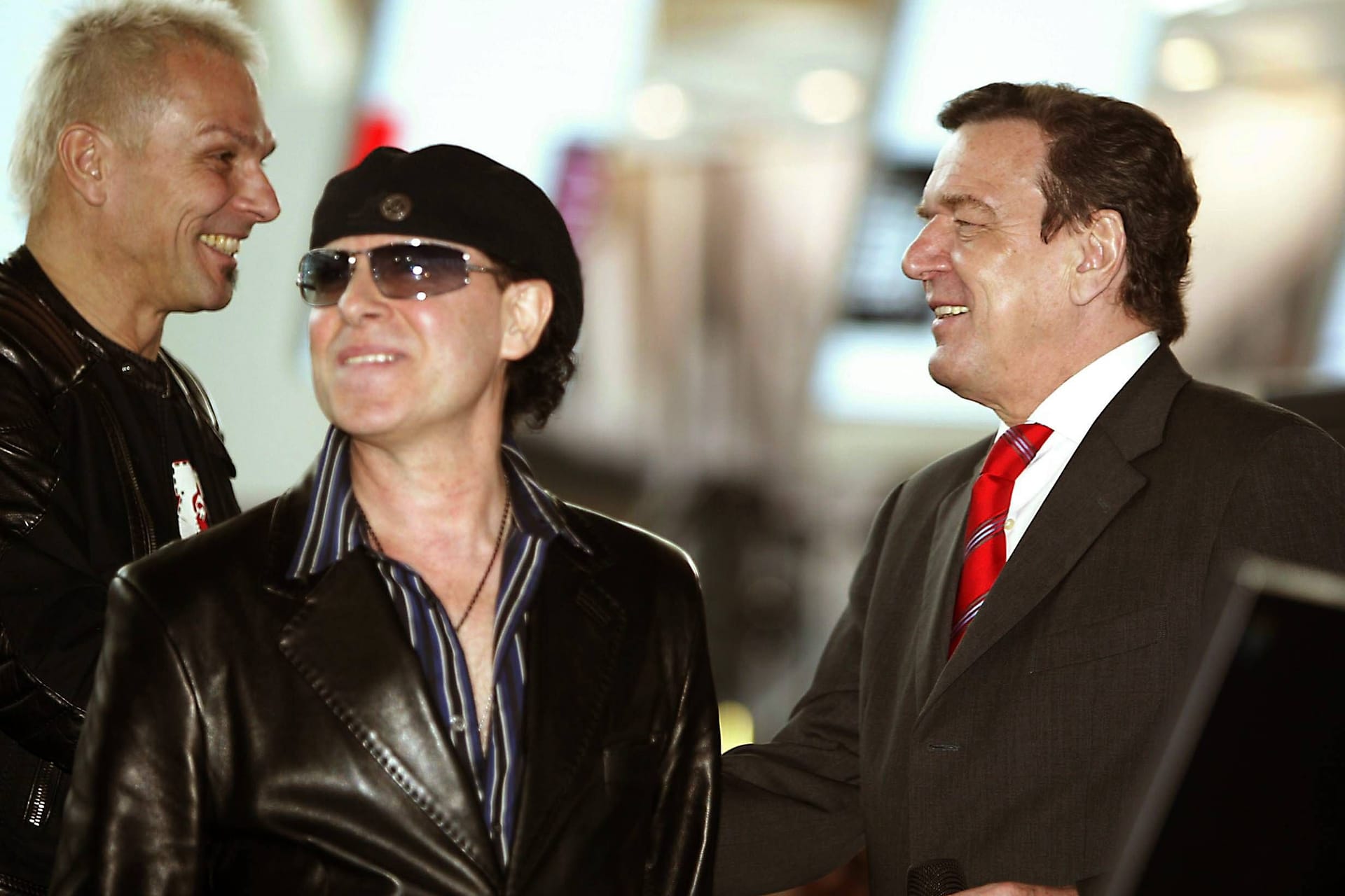 Altkanzler Gerhard Schröder: Hier mit Sänger Klaus Meine und Gitarrist Rudolf Schenker von den Scorpions 2004 in Hannover.