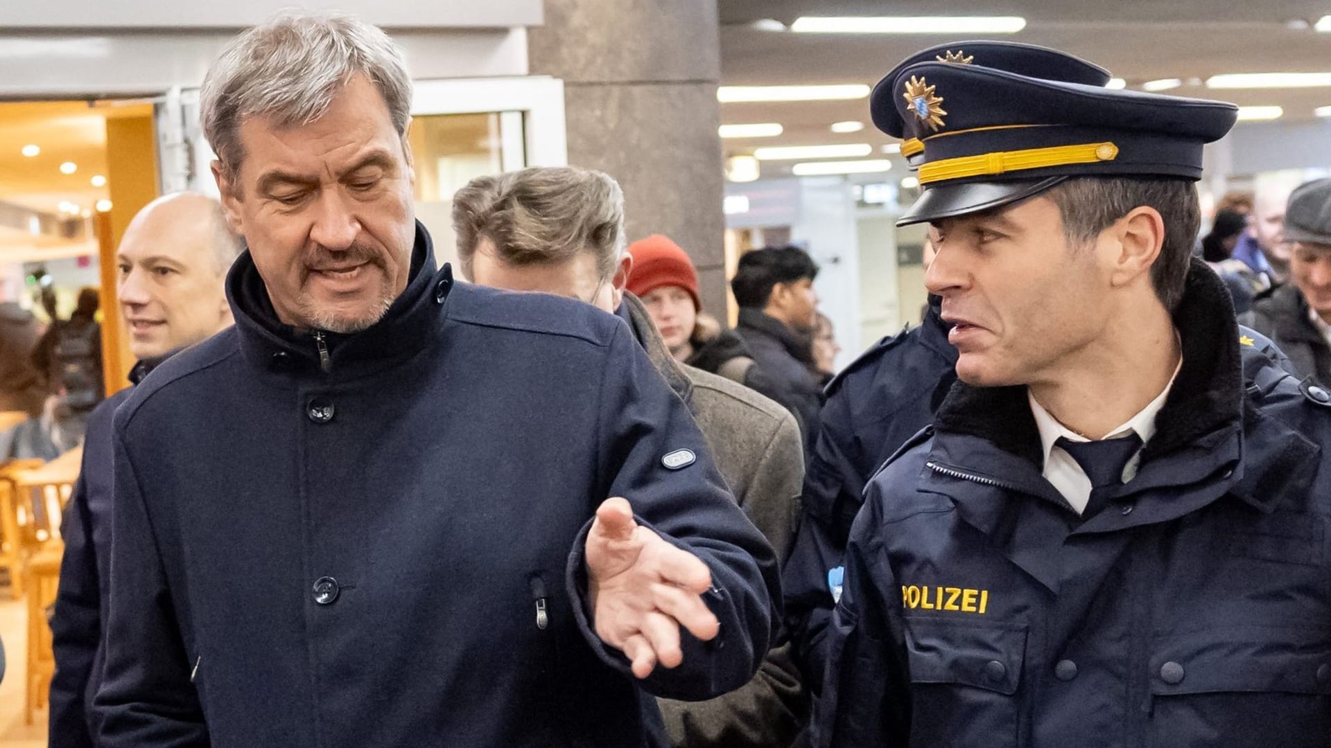 Markus Söder (l.) im Gespräch mit dem mittelfränkischen Polizeivizepräsident Gernot Rochholz: Söder will den Bund in die Pflicht nehmen.