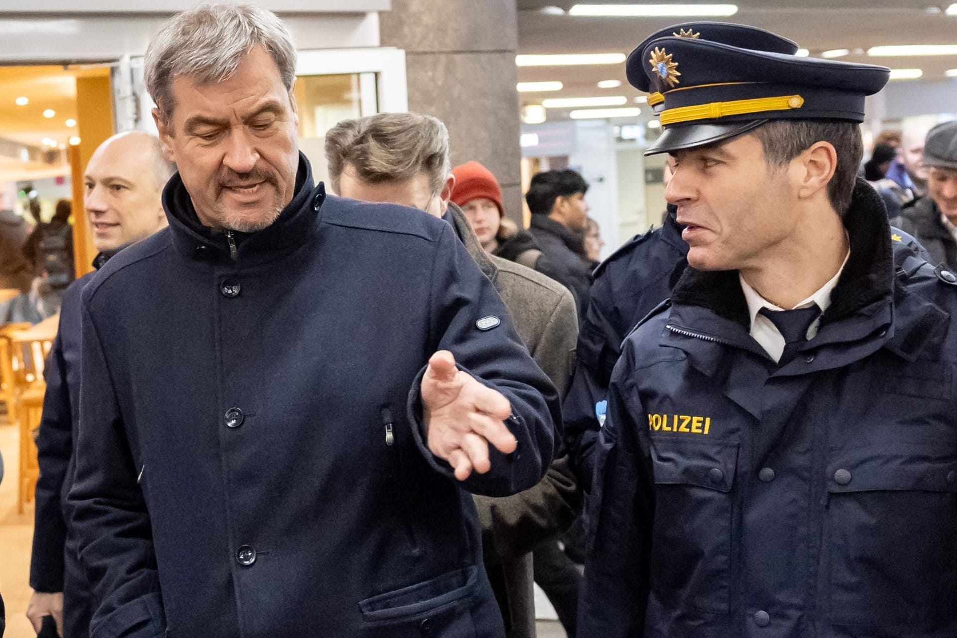 Markus Söder (l.) im Gespräch mit dem mittelfränkischen Polizeivizepräsident Gernot Rochholz: Söder will den Bund in die Pflicht nehmen.