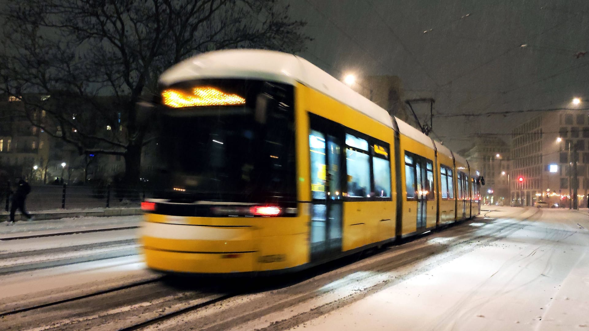 Eine Tram in Berlin (Archivbild): Bei der BVG könnte es neue Warnstreiks geben.