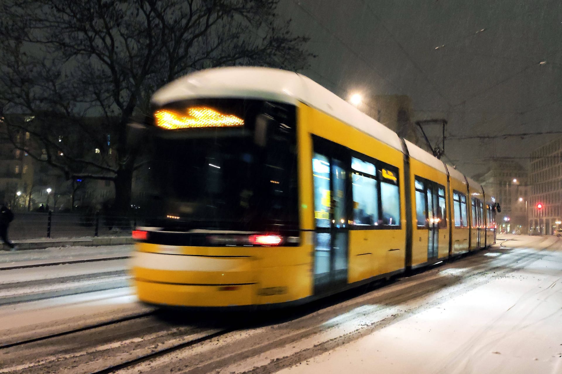 Eine Tram in Berlin (Archivbild): Bei der BVG könnte es neue Warnstreiks geben.