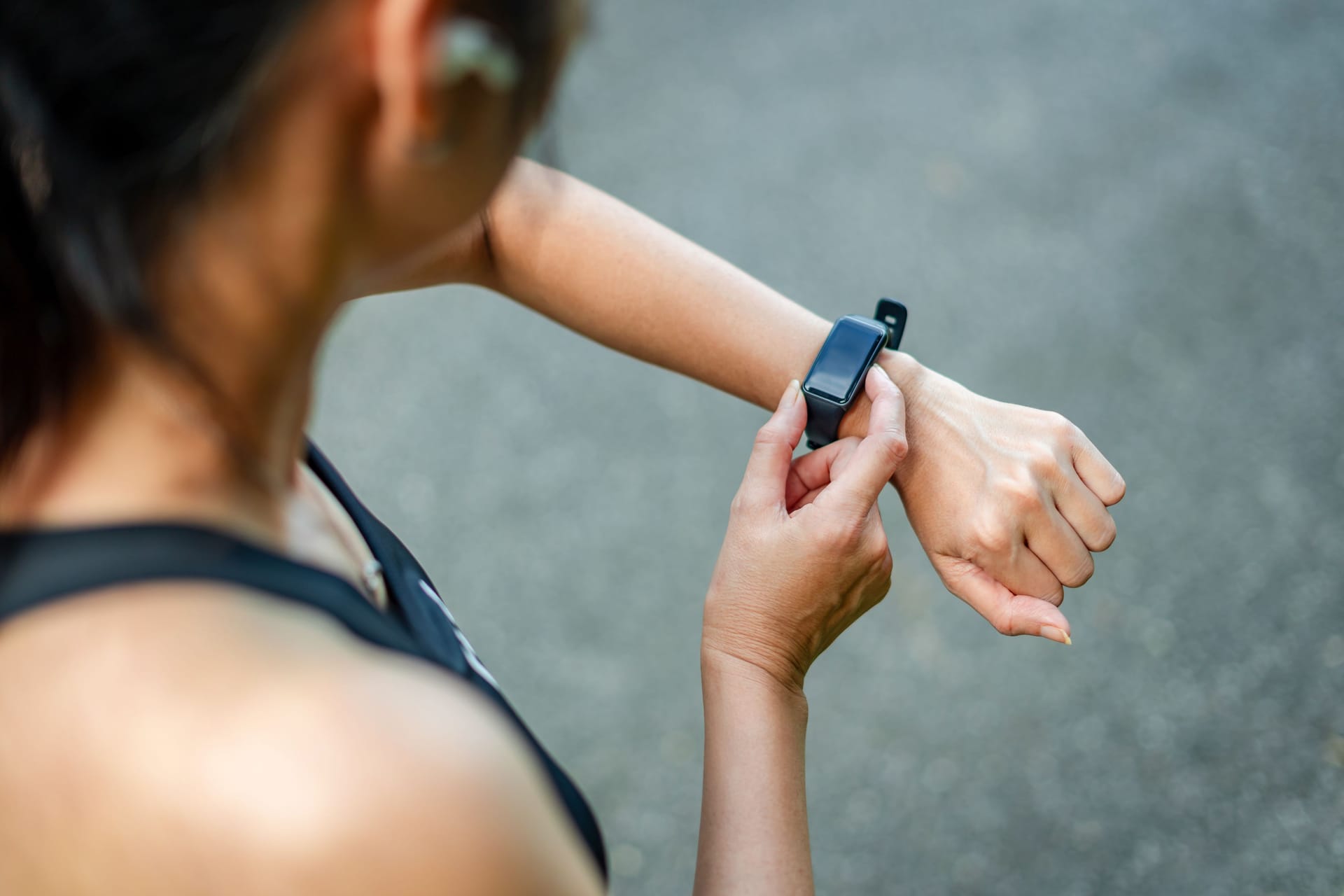 Behalten Sie Ihre sportlichen Erfolge und täglichen Aktivitäten mit einem Fitnesstracker im Auge. (Symbolbild)