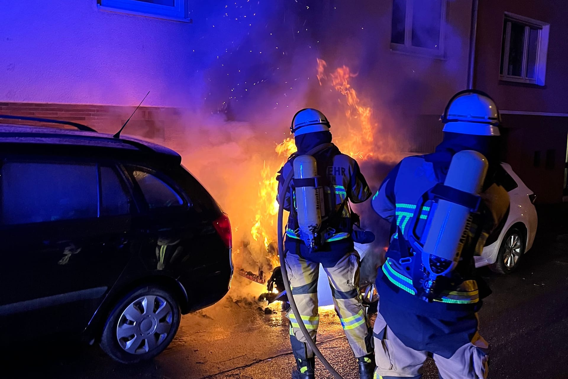 Die Feuerwehr Essen hatte am Donnerstagmorgen viel zu tun: Mehrere Autos brannten, auch das Feuer in einem Container musste gelöscht werden.