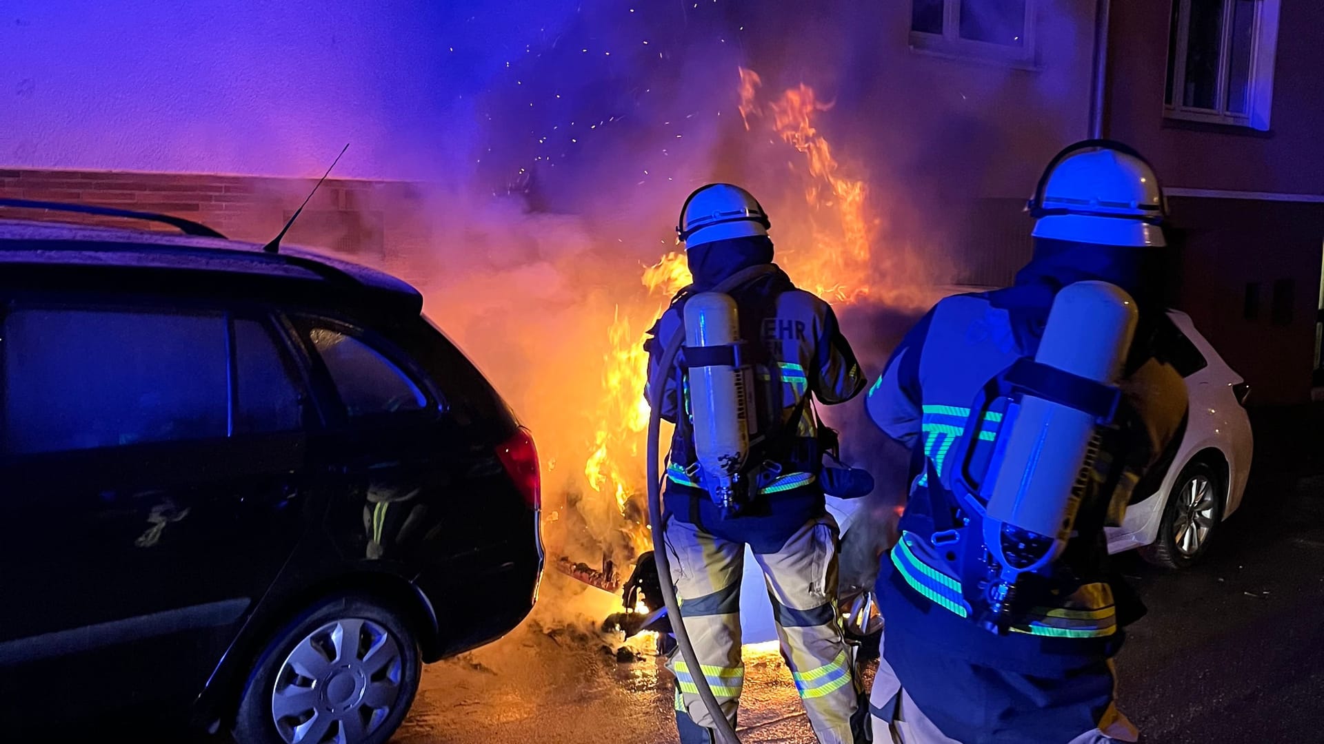 Die Feuerwehr Essen hatte am Donnerstagmorgen viel zu tun: Mehrere Autos brannten, auch das Feuer in einem Container musste gelöscht werden.