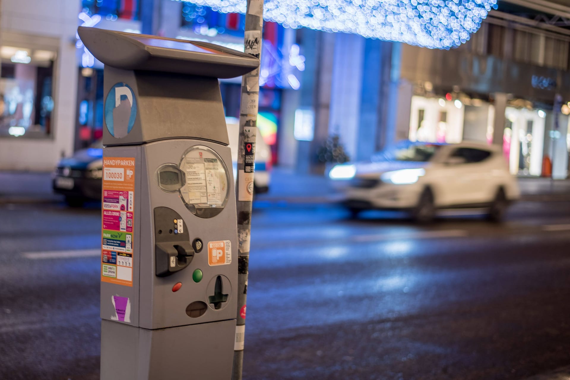 Ein Parkscheinautomat in Berlin (Archivbild): In der Silvesternacht sind mehrere dieser Automaten beschädigt worden.