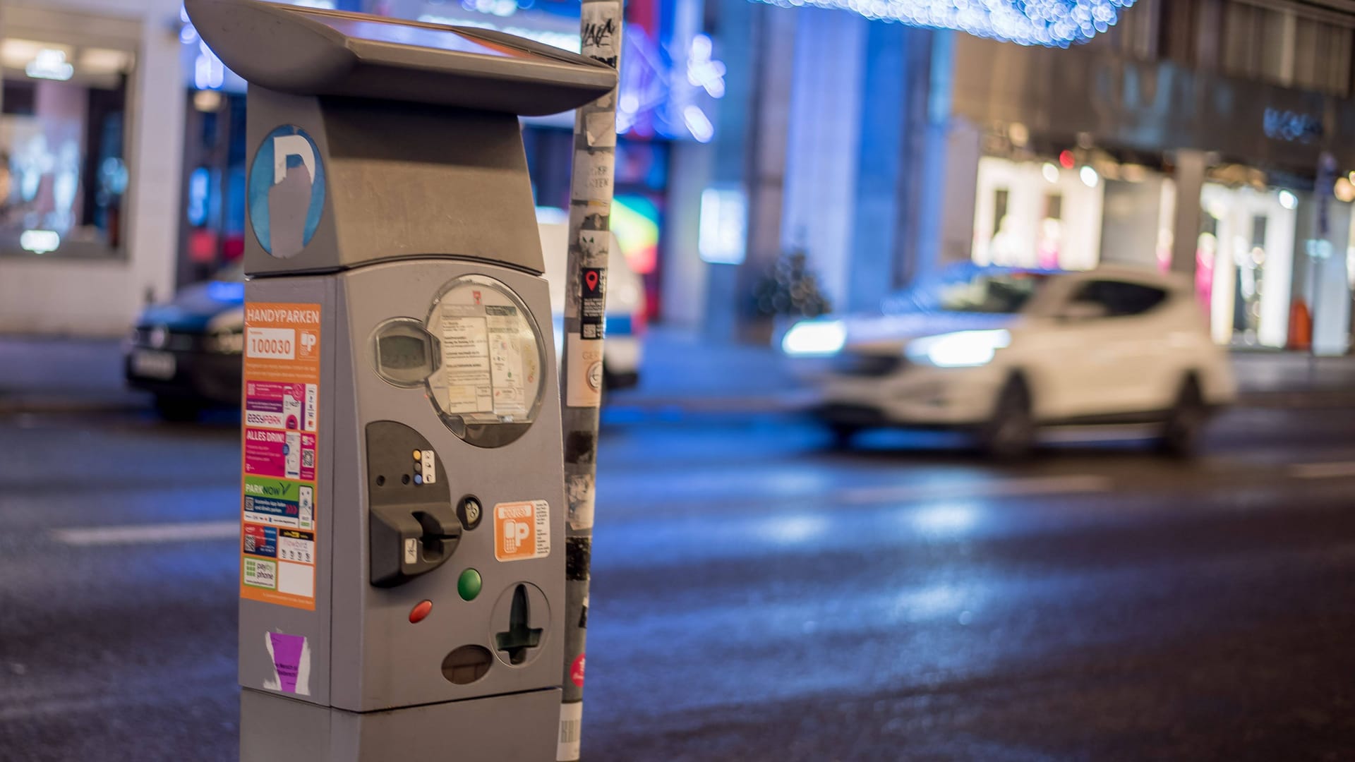 Ein Parkscheinautomat in Berlin (Archivbild): In der Silvesternacht sind mehrere dieser Automaten beschädigt worden.