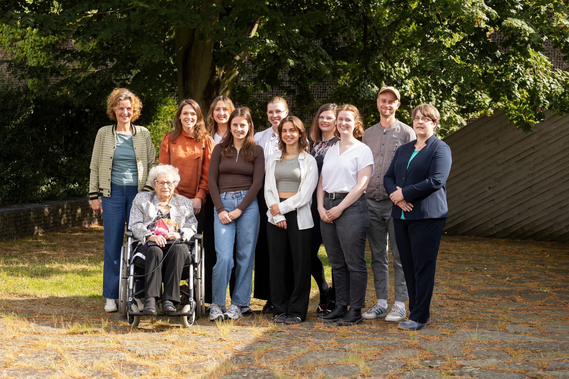 Mitglieder des Vereins "Zweitzeugen" mit der Holocaust-Überlebenden Tamar Dreifuss (links unten).