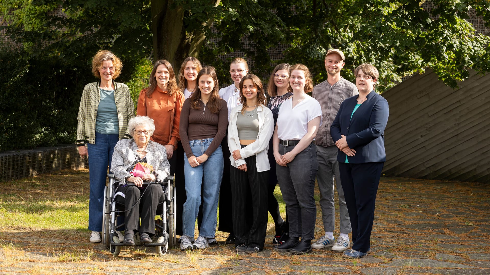 Mitglieder des Vereins "Zweitzeugen" mit der Holocaust-Überlebenden Tamar Dreifuss (links unten).