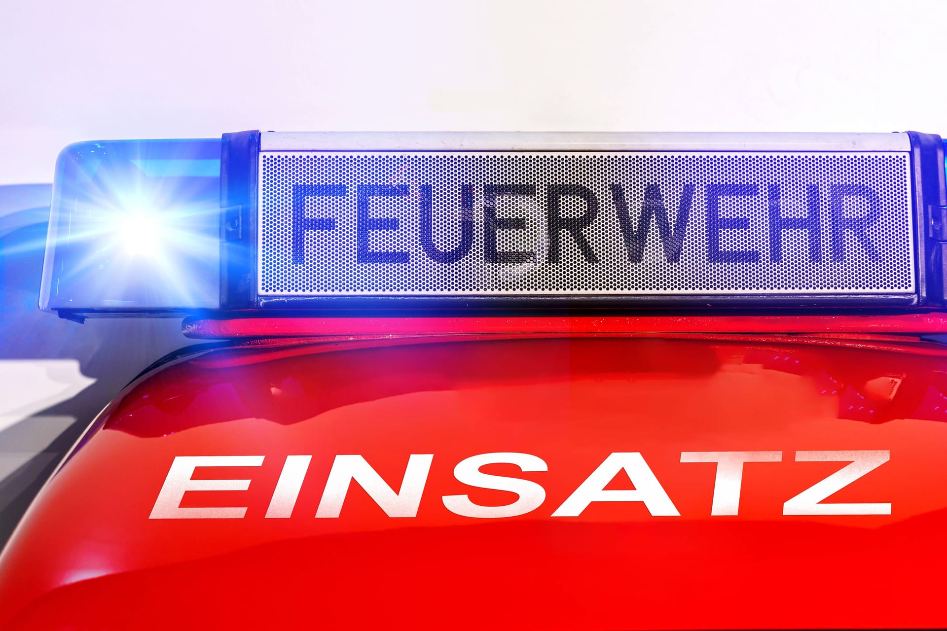 Feuerwehrfahrzeug mit leuchtendem Blaulicht (Symbolbild): Der Einsatz in Braunschweig dauerte mehrere Stunden.